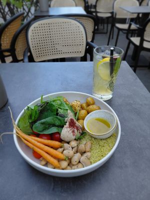 Summer bowl at Bistro Verde in Copenhagen