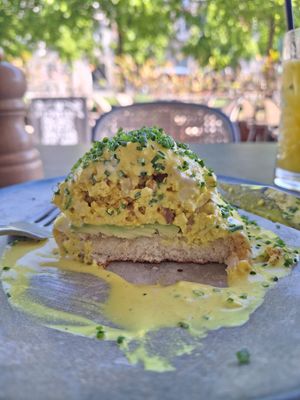 Tofu Benedict aufgeschnitten at Bistro Verde in Copenhagen