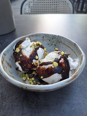 Dänisches Vanilleeis mit Schokosoße und Pistazien at Bistro Verde in Copenhagen