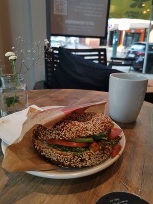 Laugenbagel with Avocado & Tomato at Campus Suite - Brandsende in Hamburg