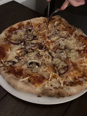 Fungi pizza vegan  at CARINO Vegetarisches Restaurant & Weinbar in Hamburg