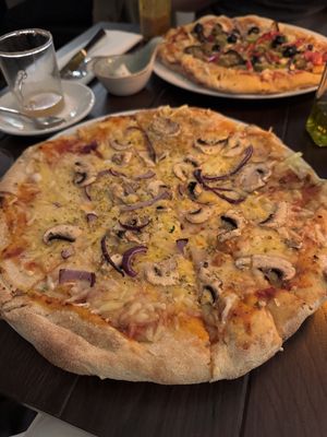 Mushroom pizza  at CARINO Vegetarisches Restaurant & Weinbar in Hamburg