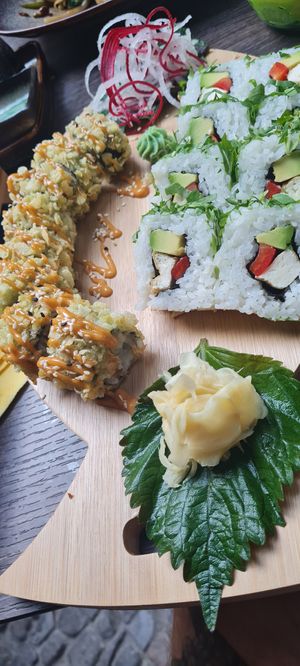 Maki Crunchy Roll und Inside Out Roll at Miss Vegan in Berlin
