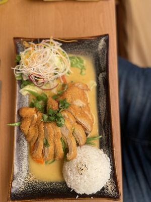 Reis in Erdnusssauce mit veganem Hähnchen   at Miss Vegan in Berlin