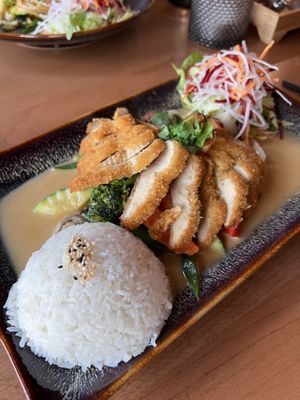 Chicken Com Sot Lac (peanut sauce in coconut milk with vegetables)   at Miss Vegan in Berlin