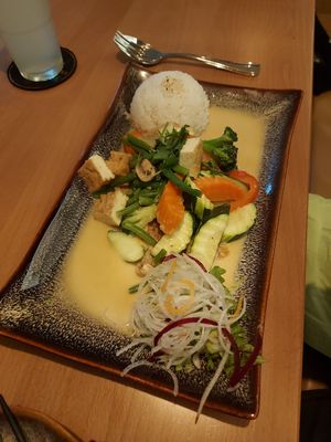 Cóm sôt ląc - Peanut sauce in coconut milk with seasonal veg, jasmine rice and tofu at Miss Vegan in Berlin