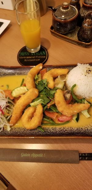 Red curry with "shrimp" at Miss Vegan in Berlin