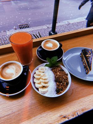 Smoothie, Cappucino, Bowl und Snicker Torte zum Frühstück  at Funk You Natural Food in Berlin