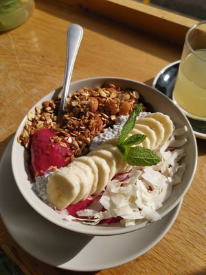 Pink smoothie bowl at Funk You Natural Food in Berlin