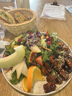 Veganer Salat mit Tofu und Obst - sehr lecker!  at Polka Cafe in Schwarzenbach Saale
