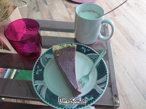blueberry cheese cake and hot chocolate at Edelkiosk in Frankfurt