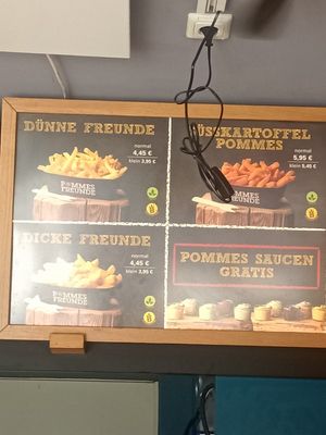  at Pommes Freunde - Hauptbahnhof in Munich