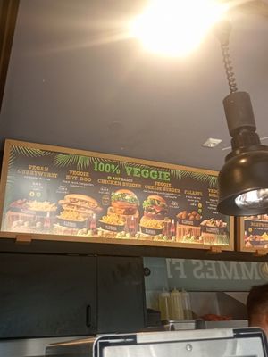  at Pommes Freunde - Hauptbahnhof in Munich