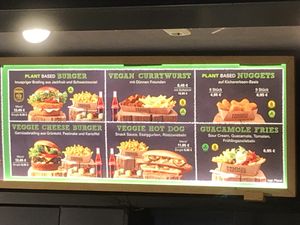 Vegan and veggie options    at Pommes Freunde - Hauptbahnhof in Munich