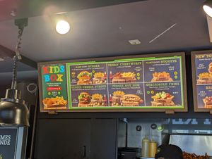  at Pommes Freunde - Hauptbahnhof in Munich