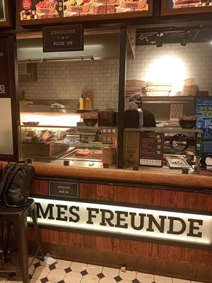  at Pommes Freunde - Hauptbahnhof in Munich