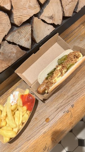 Vegan hot dog   at Pommes Freunde - Hauptbahnhof in Munich