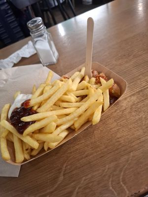 Vegan currywurst with normal fries at Pommes Freunde - Hauptbahnhof in Munich