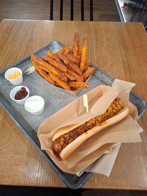 Vegan hot dog and sweet potato fries at Pommes Freunde - Hauptbahnhof in Munich