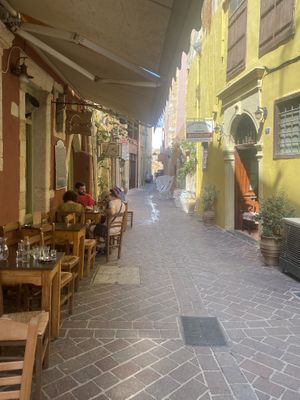 ‘To steno’ means narrow alley   at To Steno - Το Στενό in Crete