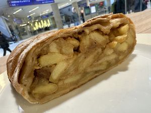 apple strudel vegan  at Anker - Südtiroler Platz in Salzburg