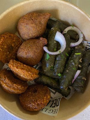 Mix Arabe vegano (falafel, hojas de parra y kubbe). Venía con pita y varias salsas.  at Siraj Shawarma in Santiago