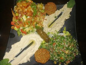 Plato combinado con hummus, dolma, falafel, tabuleh.. at Zahrat Loubnan in Agadir