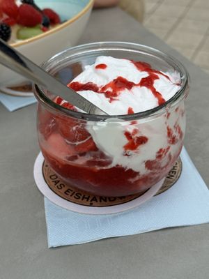 ErdbeerbecheErdbeer  at Eisstübchen in Gehrden