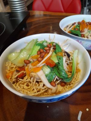 Crispy fried noodles at TuLi KuSu in Ho Chi Minh City