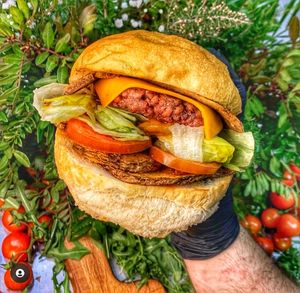 Vuoi mangiare un super panino Vegan al Volo? Allora ti consiglio di venire da noi, troverai un intero menùvegan di panini Vegan super farciti e gustosissimi.  at Burger's Bró in Naples