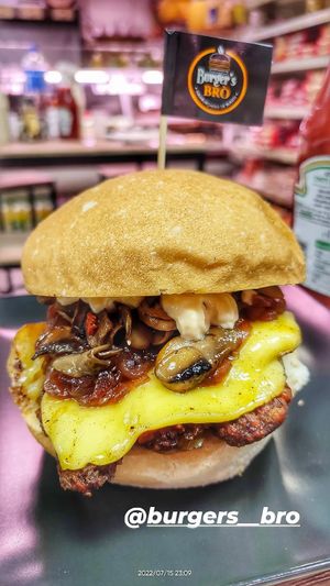 Vuoi mangiare un super panino Vegan al Volo? Allora ti consiglio di venire da noi, troverai un intero menùvegan di panini Vegan super farciti e gustosissimi.  at Burger's Bró in Naples