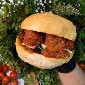 Vuoi mangiare un super panino Vegan al Volo? Allora ti consiglio di venire da noi, troverai un intero menùvegan di panini Vegan super farciti e gustosissimi.  at Burger's Bró in Naples