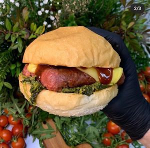 Vuoi mangiare un super panino Vegan al Volo? Allora ti consiglio di venire da noi, troverai un intero menùvegan di panini Vegan super farciti e gustosissimi.  at Burger's Bró in Naples