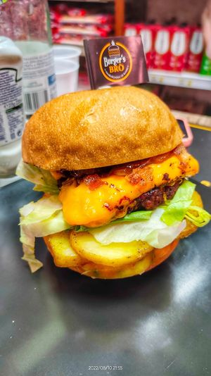 Vuoi mangiare un super panino Vegan al Volo? Allora ti consiglio di venire da noi, troverai un intero menùvegan di panini Vegan super farciti e gustosissimi.  at Burger's Bró in Naples