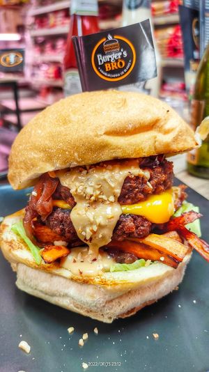 Vuoi mangiare un super panino Vegan al Volo? Allora ti consiglio di venire da noi, troverai un intero menùvegan di panini Vegan super farciti e gustosissimi.  at Burger's Bró in Naples