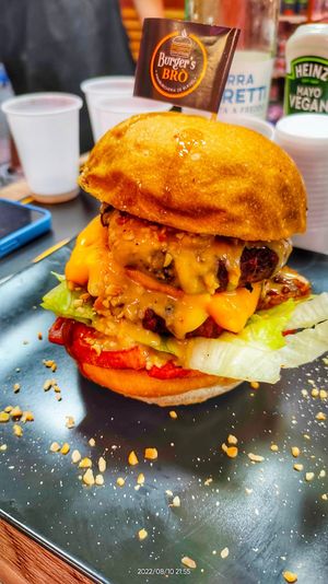 Vuoi mangiare un super panino Vegan al Volo? Allora ti consiglio di venire da noi, troverai un intero menùvegan di panini Vegan super farciti e gustosissimi.  at Burger's Bró in Naples