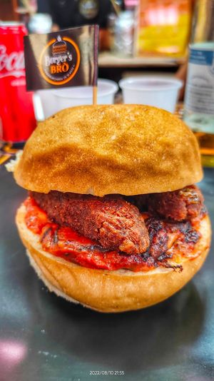 Vuoi mangiare un super panino Vegan al Volo? Allora ti consiglio di venire da noi, troverai un intero menùvegan di panini Vegan super farciti e gustosissimi.  at Burger's Bró in Naples