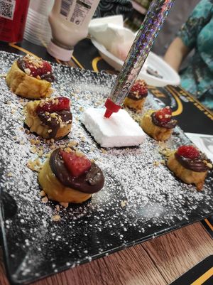 Platano ricoperto di pasta sfoglia con farcitura di crema al cioccolato, fragole e nocciole tritate at Burger's Bró in Naples