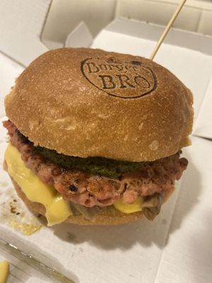 Personalized burger with friarelli, cheddar sauce, mushrooms and vegan burger  at Burger's Bró in Naples