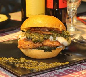 Piggy bro: crema di friarielli, salsiccia veg, provola veg, friarielli, bacon veg at Burger's Bró in Naples