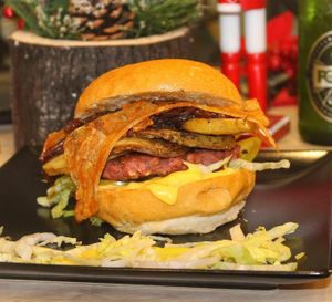 American burger: insalata, pomodoro, burger homemade veg, cipolla caramellata, patate slice, cheddar veg, bacon veg at Burger's Bró in Naples