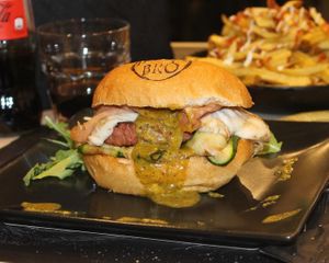 Green light: zucchine grigliate, burger homemade, provola veg, crema di pistacchio, granella di pistacchio at Burger's Bró in Naples