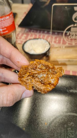 Texture polpette di finta carne at Burger's Bró in Naples