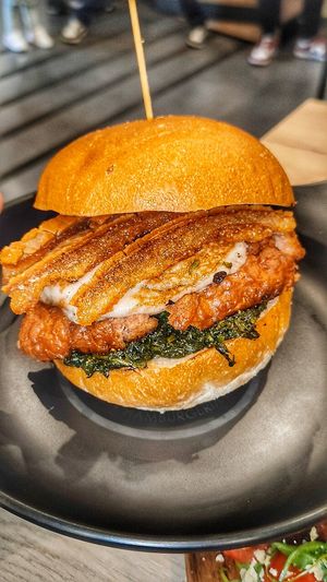 Panino con cicoli home made, formaggio affumicato Vegan, fake meat e friarielli at Burger's Bró in Naples