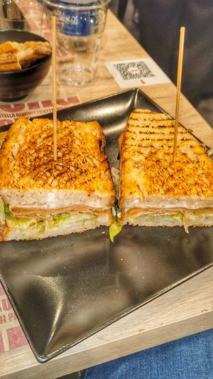 Zingara Ischitana vegana, con prosciutto Vegan, mozzarella, maionese e insalata at Burger's Bró in Naples