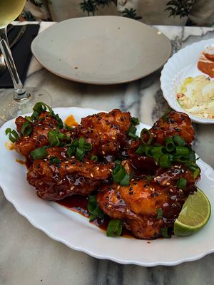 Restaurante lindo e comida impecável. Tudo muito saboroso e bem apresentado. A couve flor ao estilo coreano (KFC) foi de longe nosso prato favorito, voltaremos com certeza.   at Espécie in Porto