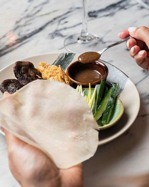 Cogumelos à Pequim at Espécie in Porto