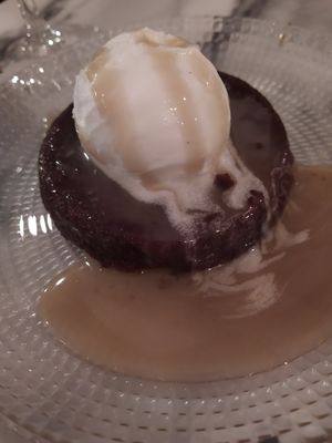 Bolo de tâmaras com gelado at Espécie in Porto