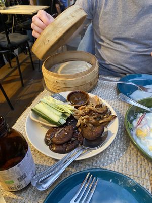 mushrooms with hoisin sauce and pancakes  at Espécie in Porto