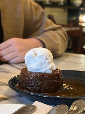 INCREIBLE sticky toffee pudding #Veganuary at Espécie in Porto